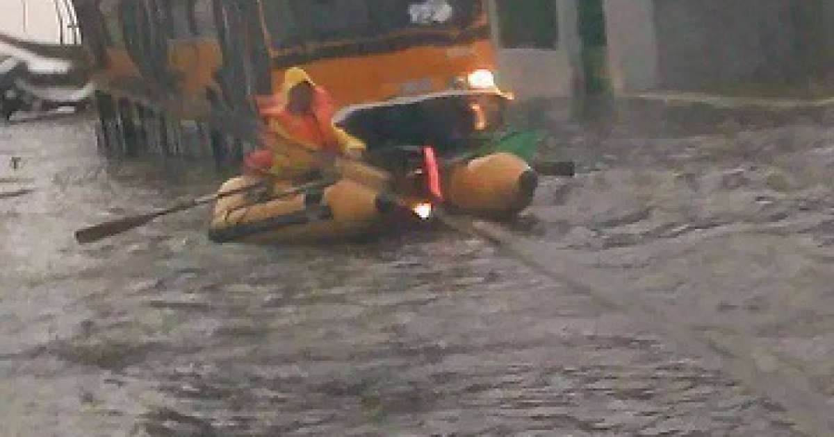 San Girolamo si allaga e un uomo torna a casa in gommone: foto